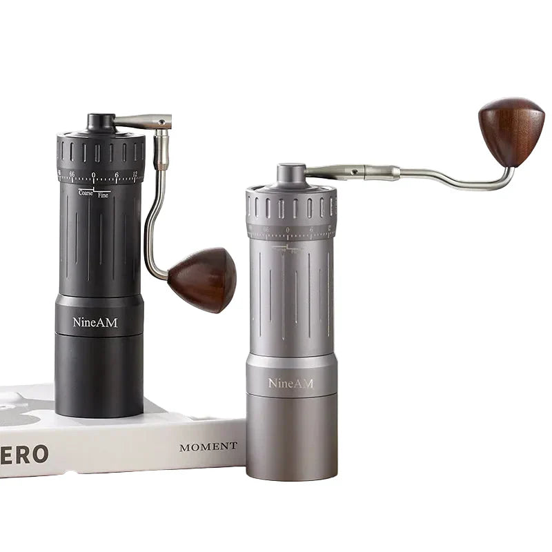 Molino de Café Manual NineAM M1/Pro 2024 – Muelas Cónicas de Acero Inoxidable de 48 mm con Cuerpo de Aluminio y Madera de Nogal